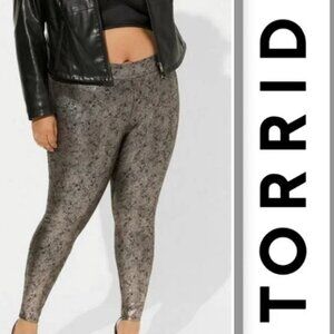 (NWT) Torrid size 4 Shiny Crackle Leggings!